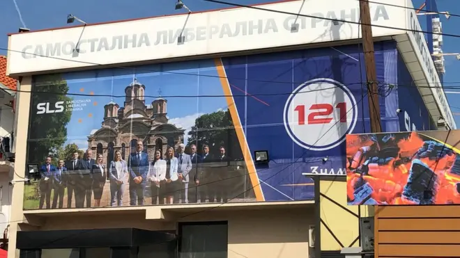 Посланици СЛС-а сликали су се испред Граничанице за изборни плакат