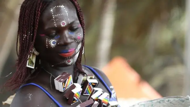 Sirna Abbissaa, ayyaana lammiileen Iverikoosti yaada dimokiraasiifi walqixummaa kabajataniidha. Sababni isaan maqaa kana keennaniif waan gaafii kana gaafataniifi: Nizineen lammii Gaanaa tunis ayyaana warra Ivoorikoositii kanarratti qooda fudhataa jirti. Kabajni Abissaa waggaa waggaan yeroo hunda jalqaba Onkoleessaatii hanga jalqaba Sadaasaatti kabajama. Sadaasa 04, 2017.