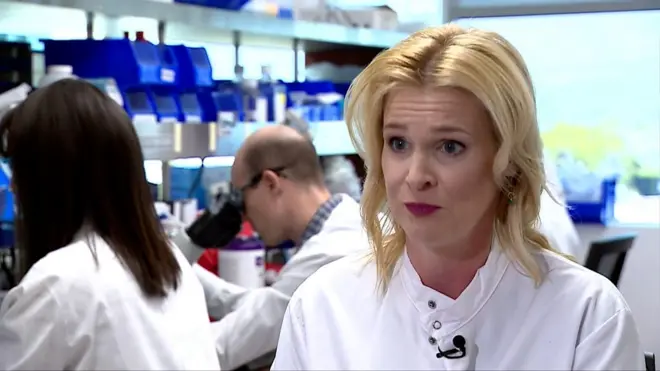 นักวิทยาศาสตร์หญิงชุดขาว