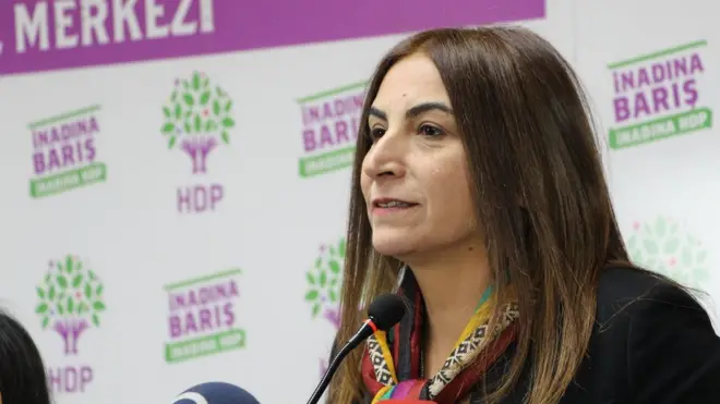 Beş yıldır Kandıra F Tipi Hapishanesinde tutuklu olan HDP eski milletvekili Aysel Tuğluk'a doktorlardan oluşan bir heyet tarafından demans teşhisi konuldu. Başkalarının yardımı olmadan gündelik ihtiyaçlarını karşılayamadığı vurgulanan Tuğluk'un cezasının infazının ertelenmesi talep ediliyor.