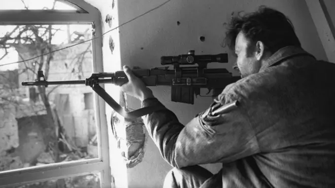 Vojnik na ratištu u Bosni i Hercegovini, tokom raspada Jugoslavije