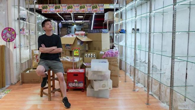 48岁的余先生（音译）不久前关闭自己位于旺角的日本玩具店