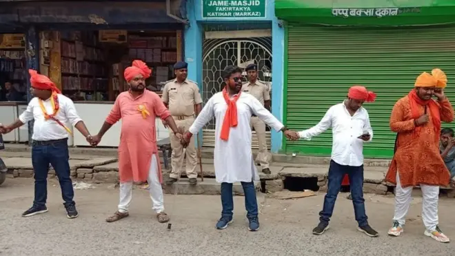राम नवमी पर मस्जिद के सामने मानव श्रृंखला