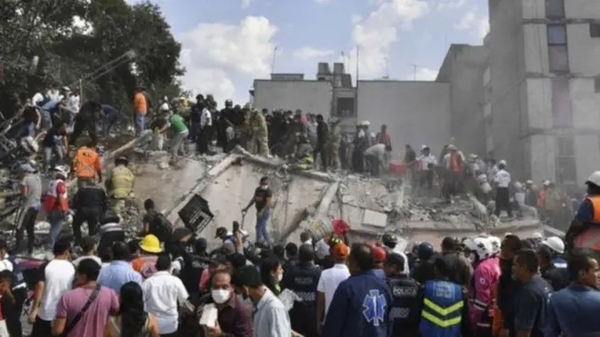 People for Mexico don join hand volunteer to search for survivors