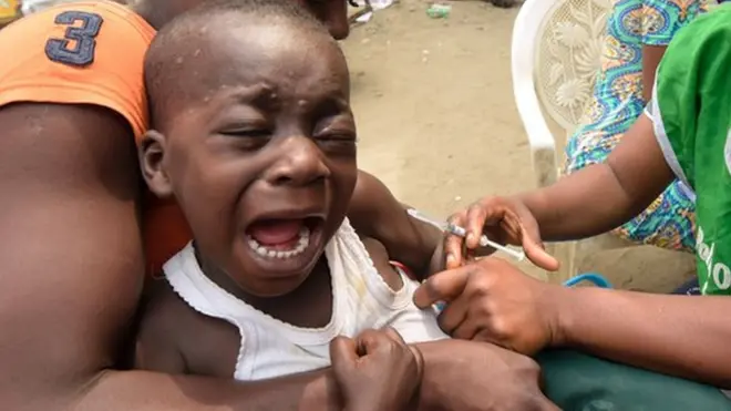 Pikin wey dey shout as im dey collect injection for immunization.