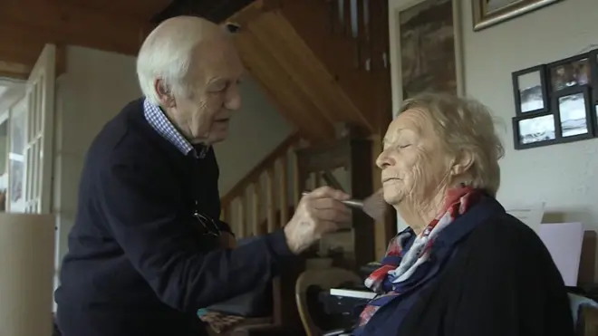 Дес робить Моні макіяж.