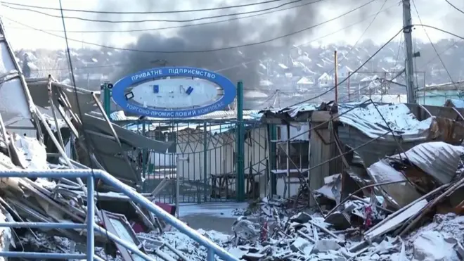 Дым от взрыва над обломками в городе