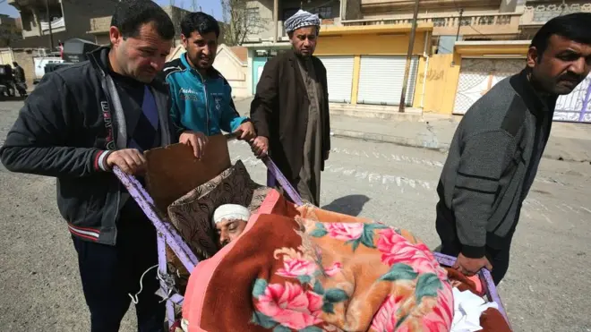 Мирные жители везут раненого