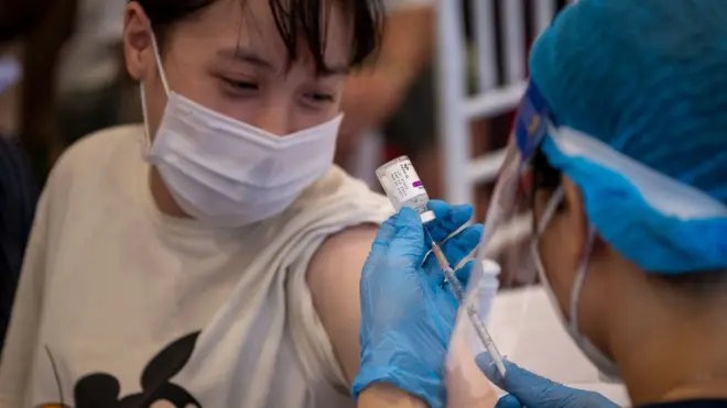 Việt Nam đang đẩy mạnh tốc độ và diện bao phủ tiêm vaccine để phòng, chống Covid-19 trong cộng đồng