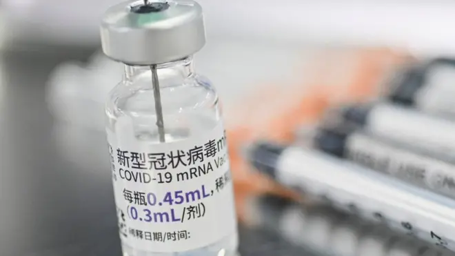 ขวดวัคซีนต้านโควิด-19 ชนิด mRNA ที่เจ้าหน้าที่เตรียมฉีดให้ประชาชนที่ศูนย์ฉีดวัคซีนกลางบางซื่อ