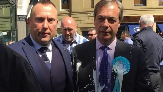 英ブレグジット党の党首にミルクシェイク投げ抗議