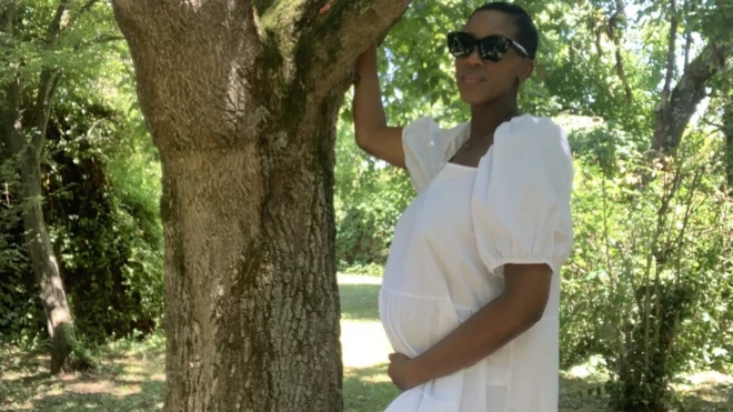 مام أسابري وهي حامل