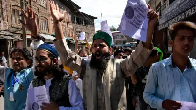 عادة ما تثير مزاعم التجديف احتجاجات عنيفة في أوساط الجماعات الدينية المتشددة