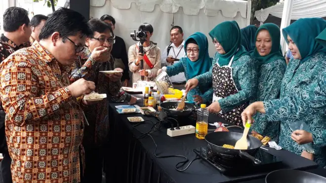 Uji coba kompor listrik oleh ibu-ibu PKK Jawa Barat.