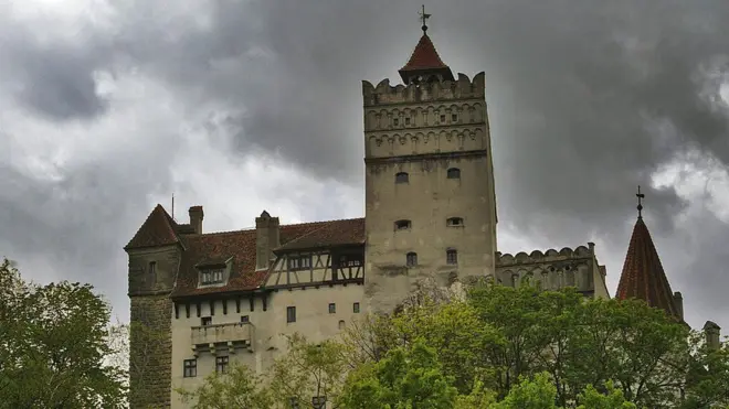 Замок Бран, як і замок Поєнарі, називають "замком Дракули"