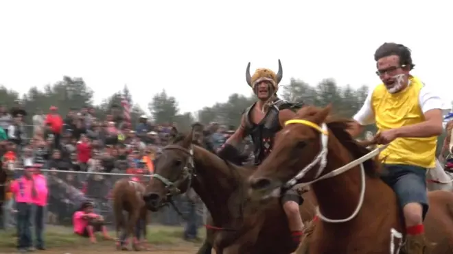 У наездников нет ни шлемов, ни седел, и они меняют лошадей прямо во время заезда.