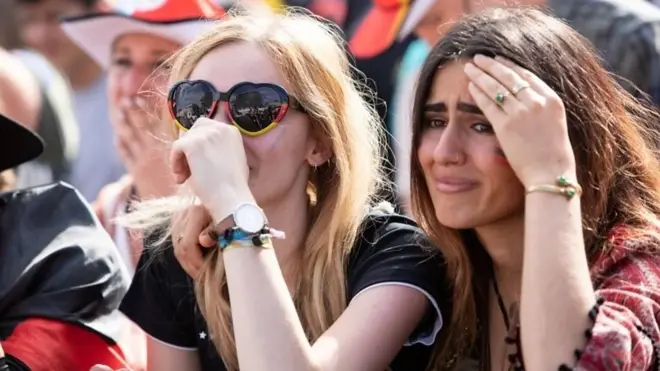 الأحتفالات في المكسيك وخيبة الأمل في ألمانيا بعد فشلها قي تجاوز المرحلو الأولى من كأس العالم.