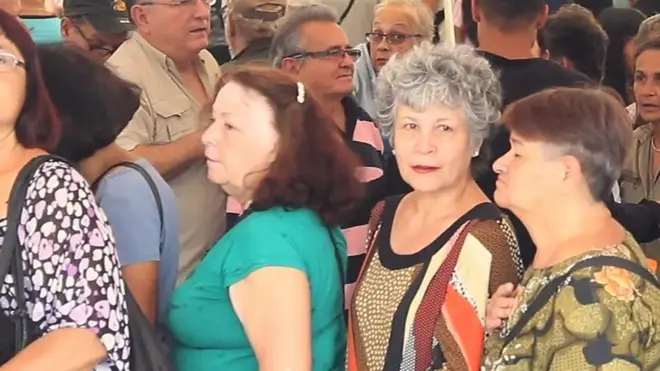 Gente haciendo fila para validar su firma