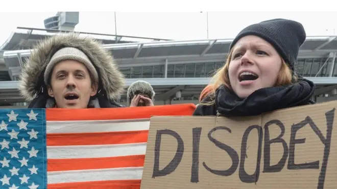 По словам очевидцев, протестующие не намерены расходиться