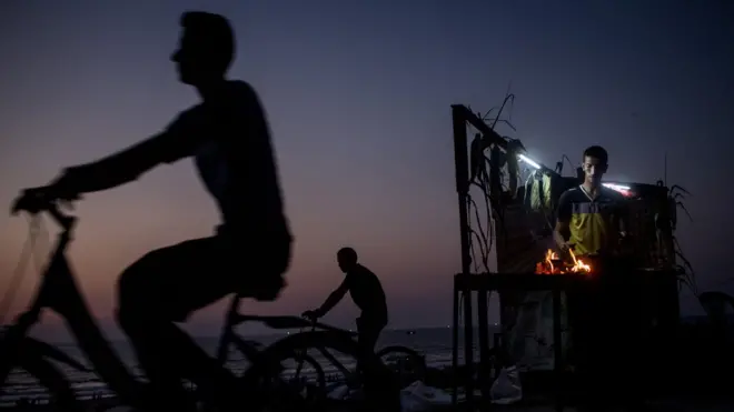 يعاني سكان قطاع غزة من انقطاع الكهرباء لأكثر من عشرين ساعة يوميا