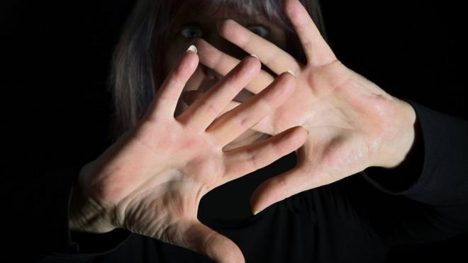 Mujer utilizando sus manos para evitar ser agredida. (Foto: Science Photo Library)