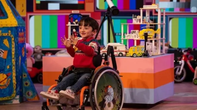 ظهر آدم كينغ على التلفزيون الحكومي الإيرلندي حيث تحدث عن طموحه في العمل في وكالة ناسا