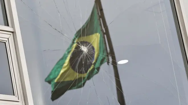 imagemqual é o melhor aplicativo de apostasbandeira do Brasil refletidaqual é o melhor aplicativo de apostasvidro quebrado