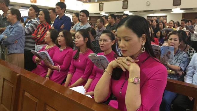 Khoảng 1000 giáo dân Việt Nam cầu nguyện tại nhà thờ St. DonBosco ở Bangkok hôm 20/11 nhân chuyến thăm Thái Lan của Giáo Hoàng Francis