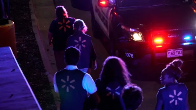 د ولمرټ خرڅلاوځي کارکوونکي له ډزو وروسته د وتلو په حال کې دي