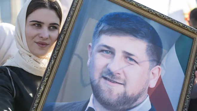 В День народного единства на главную площадь в Грозном люди выходят преимущественно организованными группами - по районам и институтам