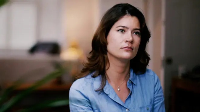 Gemma Brett mulai curiga segera setelah dia mulai bekerja untuk Madbird.