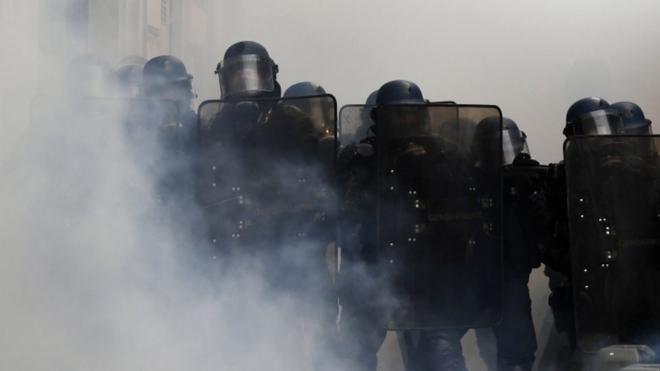Полиция применила слезоточивый газ против демонстрантов