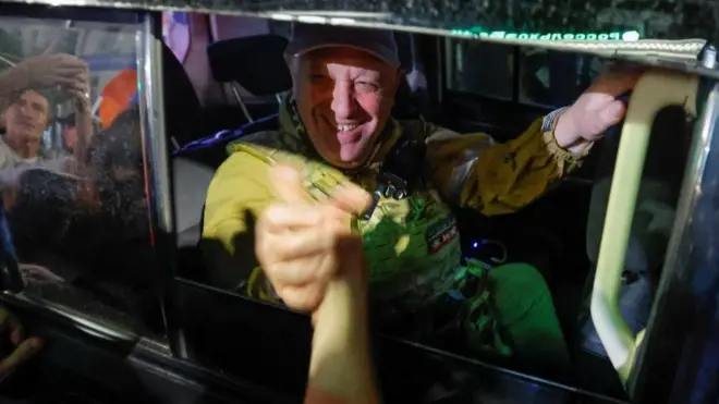 Yevgeny Prigozhin meninggalkan markas militer Rusia selatan di Kota Rostov-on-Don, pada 24 Juni 2023.