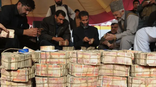 ارزش افغانی درمقابل دلار بعد از چاپ پول جدید در سال ۲۰۰۳ میلادی تا این اندازه کاهش نیافته بود.