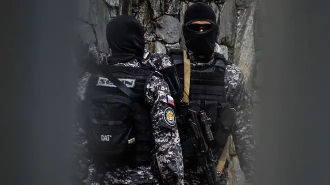 Oficiales del Sebin.