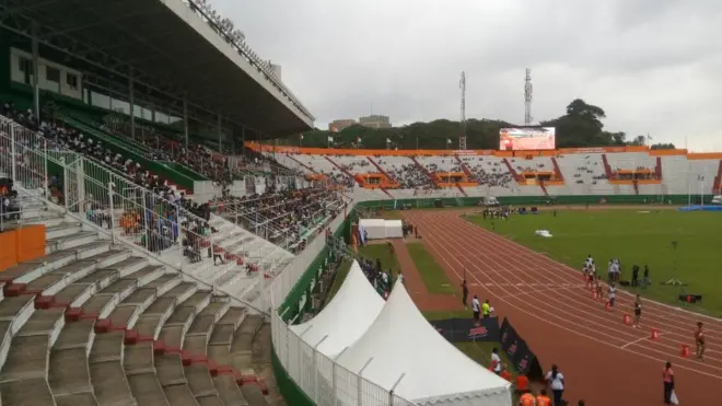 Des athlètes qui se préparent à partir pour le sprint au stade Félix Houphouet-Boigny