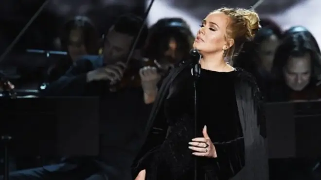 นักร้องสาว "อเดล" คว้ารางวัลแกรมมี่ในปีนี้ไปครองถึง 5 รางวัล แต่ไม่ยอมรับรางวัลอัลบั้มแห่งปีซึ่งเธอบอกว่าบียอนเซ่สมควรได้รับมากกว่า