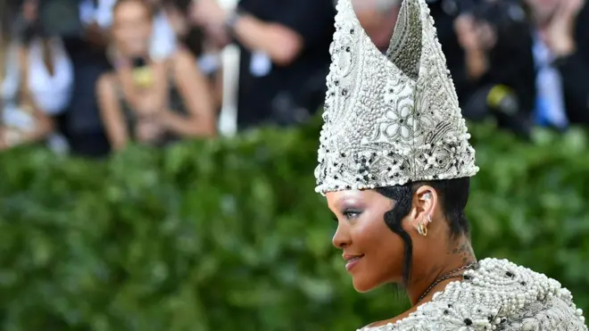 Рианна пришла на бал в костюме в папском стиле на 2018 Met Gala, 7 мая 2018 года, Нью-Йорк