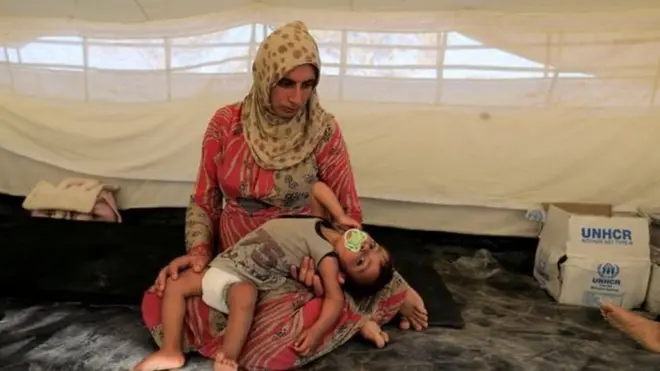 Warga yang berhasil mengungsi dari Raqqa tinggal di tempat penampungan sementara di Tawayneh, di sebelah barat Raqqa.