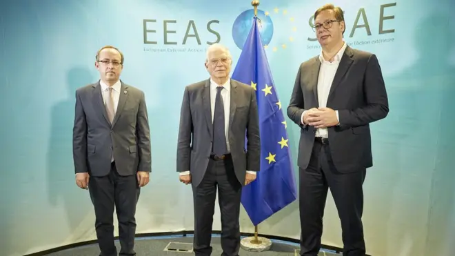 У односу на претходне сусрете, Авдулах Хоти (лево) заменио је Хашима Тачија, Жозеп Борељ (у средини) Федерику Могерини, док је на свом месту остао Александар Вучић (десно)