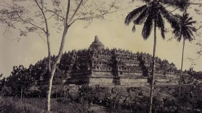 Candi Borobudur yang didokumentasikan pada 1918 setelah direnovasi.