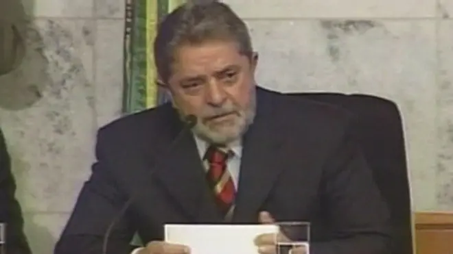 محكمة برازيلية تصدر حكماً بسجن رئيس البرازيل السابق لويز إيناسيو دا سيلفا تسع سنوات ونصف لإدانته بتهم الفساد.