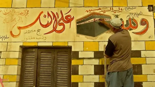 سكان الريف في مصر اعتادوا منذ زمن بعيد على تزيين جدران منازلهم برسوم وعبارات تتعلق برحلة حج المسلمين إلى الأراضي المقدسة في السعودية، كي تكون أول ما يستقبل الحاج حال عودته.