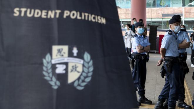 香港警察包圍學生組織「賢學思政」成員一處街頭宣傳攤位（25/10/2020）