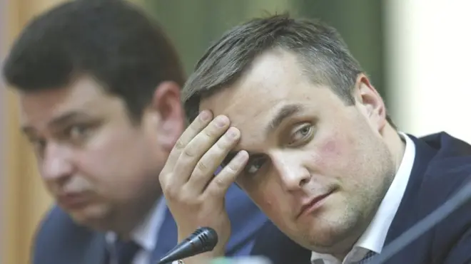 Голова САП Назар Холодницький (на передньому плані) здивований синхронністю дій проти себе керівника НАБУ Артема Ситника (на задньому плані) та ГПУ