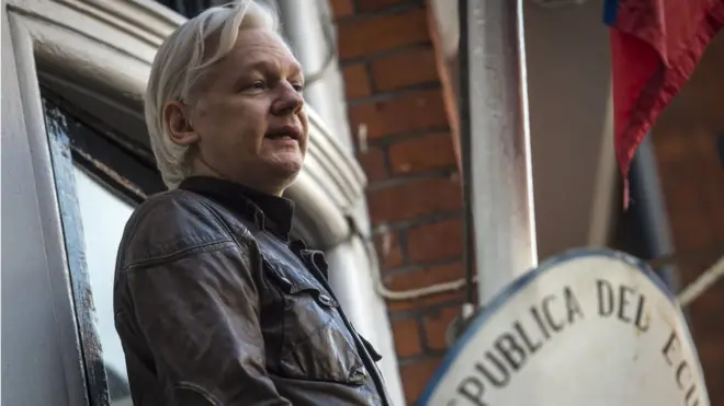 Джулиан Ассанж на балконе посольства Эквадора