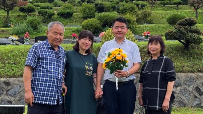 جانگ جون ها (نفر دوم از سمت راست) و خانواده‌اش تابستان گذشته از سنگ گور برادرش دیدن کردند