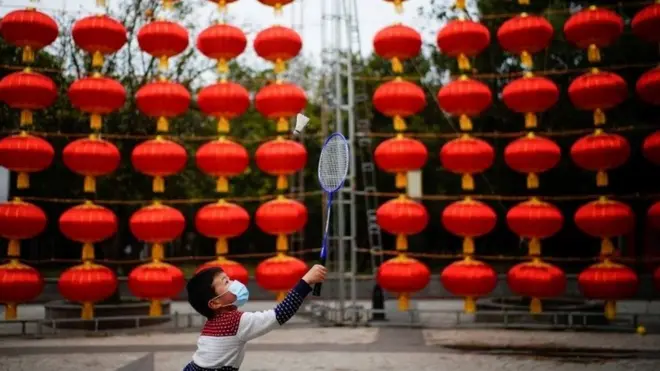 Daa'ima Wuhaan keessatti Baadmeentanii taphatu