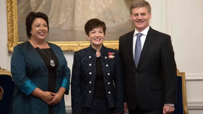 英格利希（右）、本内特（左）12月12日在新西兰总督帕齐·雷迪的监誓下正式宣誓就职。