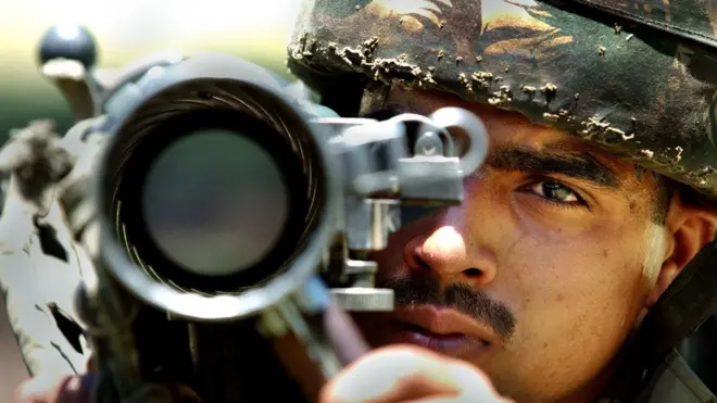 తుపాకీతో భారతీయ సైనికుడు. 2002లో కుప్వారా జిల్లాలో తీసిన చిత్రం